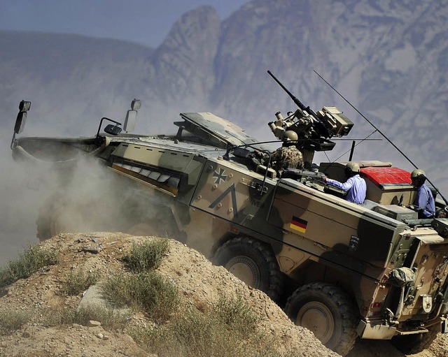 Ein Radpanzer vom Typ Boxer im Einsatz in Afghanistan  | Foto: dapd