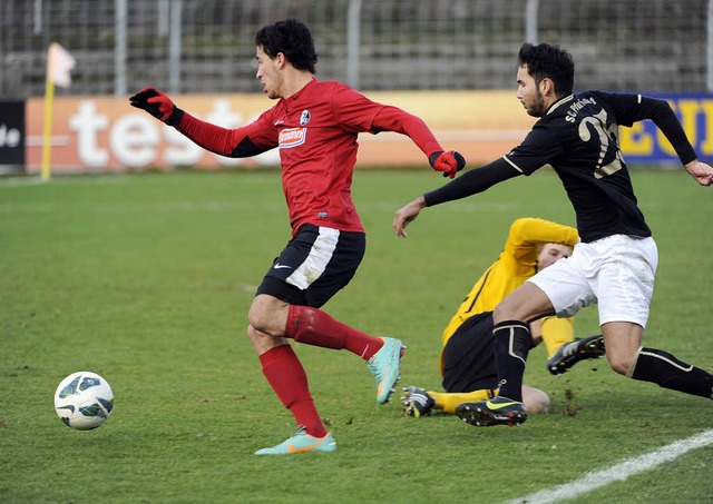 SC-Spieler Mounir Bouziane (links) ums...n Kocatepe und trifft zur 1:0-Fhrung.  | Foto: Achim Keller