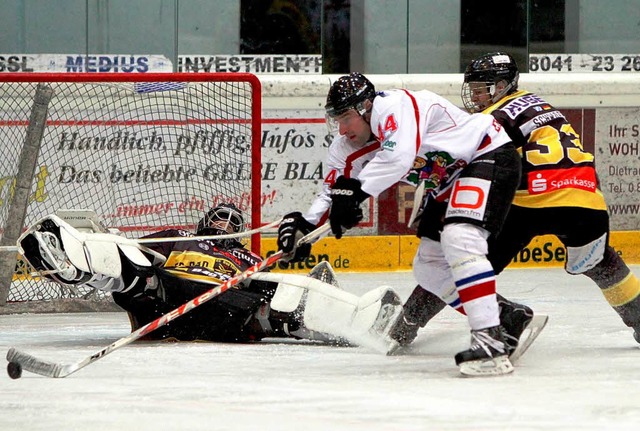 EHC-Strmer Jenacek scheitert an der T...rin Harrer (liegend). Rechts: Schwarz.  | Foto: Oliver Rabuser