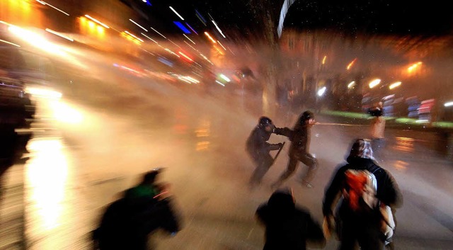 Diese Demonstranten in der slowenische...n Wasserwerfern der Polizei verfolgt.   | Foto: dpa