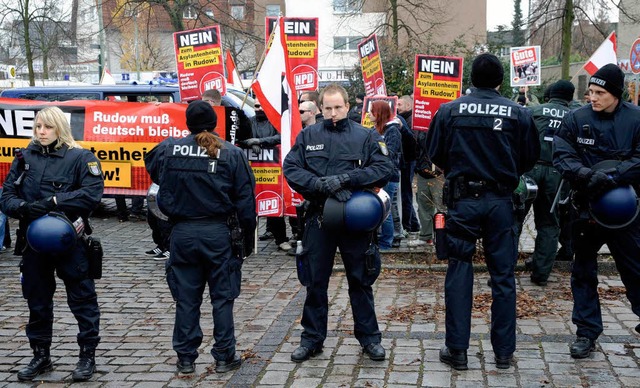 Weil die NPD legal ist, schtzt die Po... hier im November in Berlin-Neuklln.   | Foto: dapd