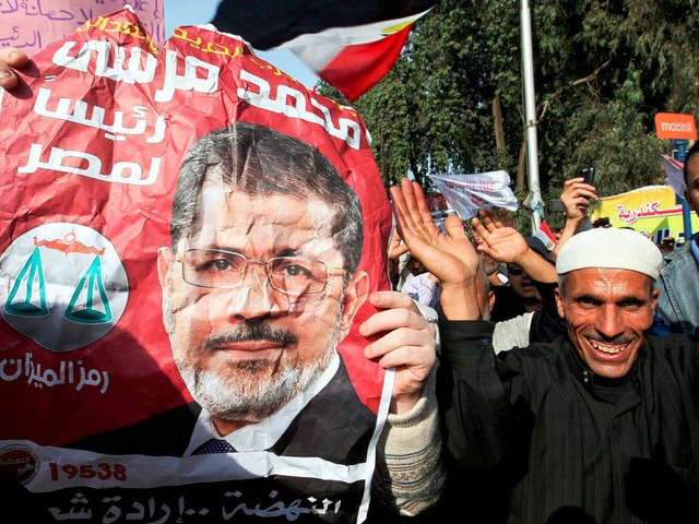 An Prsident Mursi &#8211; hier auf de... scheiden sich in gypten die Geister.  | Foto: dpa