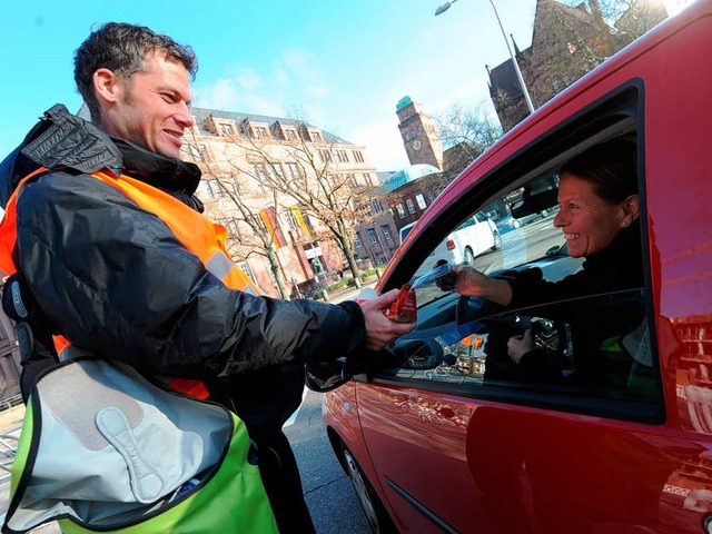 Amtsleiter Frank Uekermann (rechts) begrt eine Autofahrerin mit Lebkuchen.   | Foto: R. eggstein