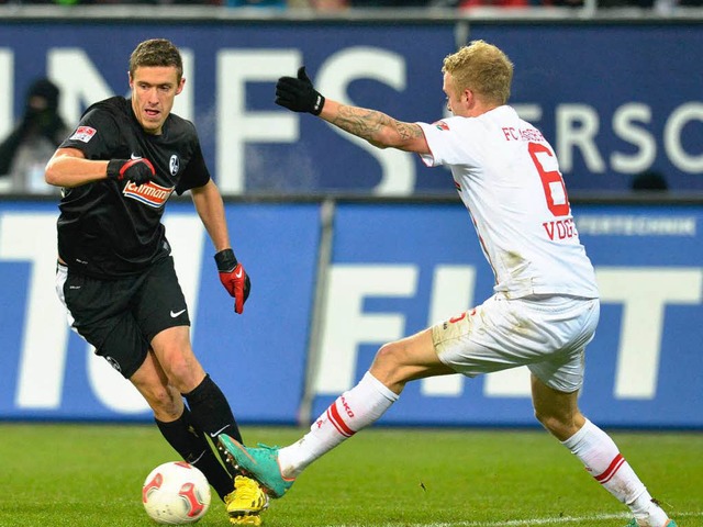 Kampf und Hektik prgten das Spiel des SC Freiburg in Augsburg.  | Foto: dapd