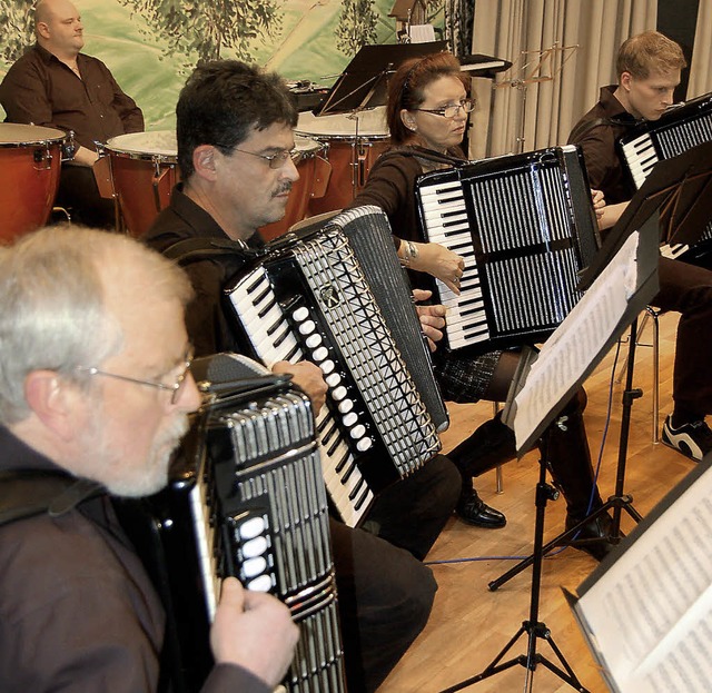 Das Konzertorchester des Akkordeonclub...ngsreiches Programm einfallen lassen.   | Foto: Christian Ringwald