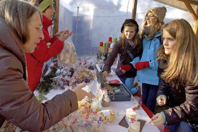 Dicht umlagert waren die weihnachtlich...n der Reuter Jungmusiker sind berhmt!  | Foto: Pia Grttinger