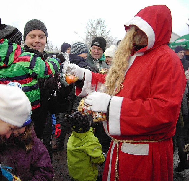 Geschenke verteilte der Nikolaus an die kleinen Besucher des Weihnachtsmarktes.   | Foto: Cornelia Selz