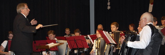 Das Konzertorchester des Akkordeonclub...ld Kniebhler  beim Jubilumskonzert.   | Foto: Marion Domann