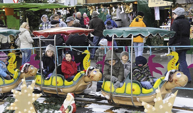 Eine Fahrt mit dem Bhnle ber den Wei...inen Weihnachtsmarktbesuchern der Hit.  | Foto: Dietmar Noeske
