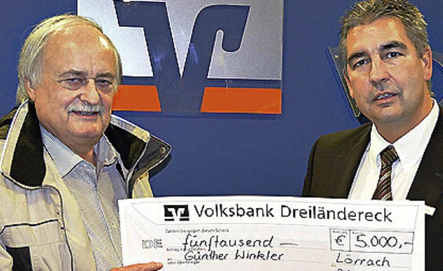 5000 Euro berreichte Filialleiter Mil...Gewinnsparer Gnther Winkler (links).   | Foto: Privat