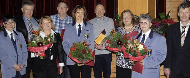 Vorsitzende Birgitta Gtzmann ehrte Si...tinger und Thomas Rinkes (von links).   | Foto: Sedlak