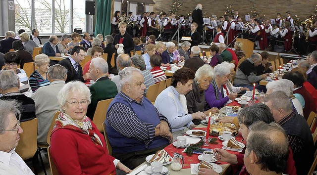 Bei Kaffee und Kuchen lieen sich die ...ren von der Musikkapelle unterhalten.   | Foto: ulrike Hiller