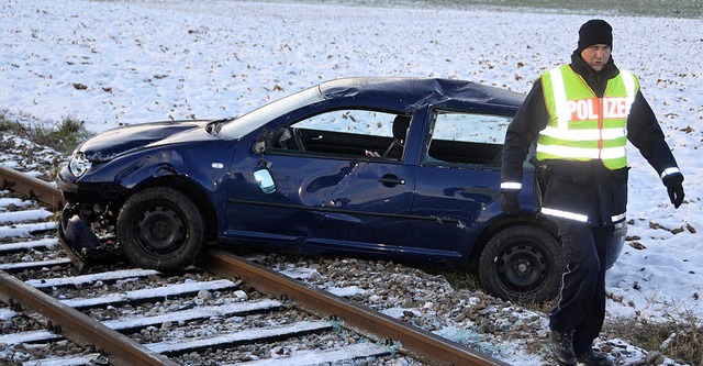 Unfreiwillig auf der Schiene   gelandet ist dieses Auto.   | Foto: Markus Maier