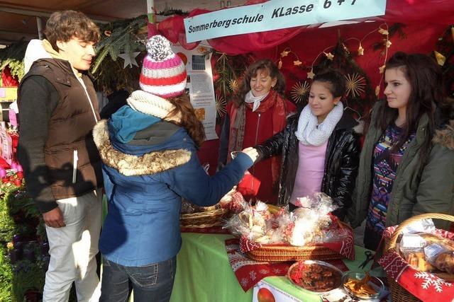 Weihnachtsmarkt bei winterlicher Klte und Schnee
