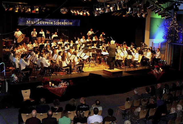 Groe Bhne beim  Doppelkonzert in der Langenrothalle.   | Foto: dieter fink