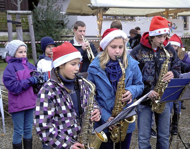 Die Jungmusiker spielten Weihnachtslieder.  | Foto: wolfgang knstle