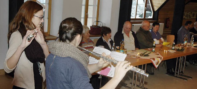 Begleitet von den Querfltistinnen Sop...n die VdK-Mitglieder Weihnachtslieder.  | Foto: christiane sahli