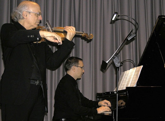 Antonio Pellegrini an der Geige, Elmar Schrammel am Klavier   | Foto: Ute Schler
