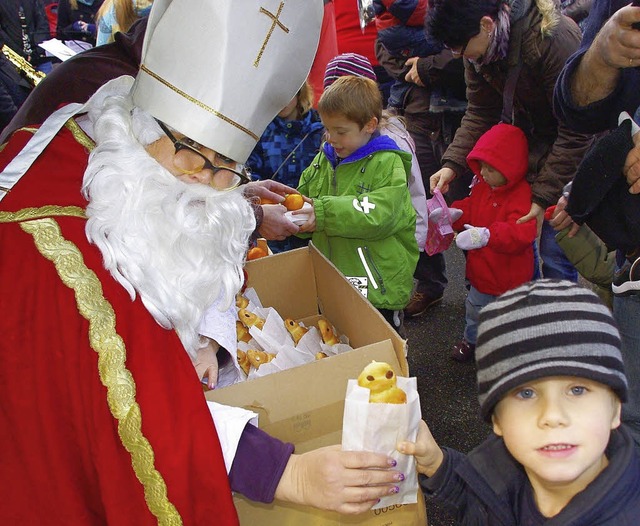 Diesmal war es eine Nikolusin, die die Grttimnnlein verteilte.  | Foto: Rolf Reimann