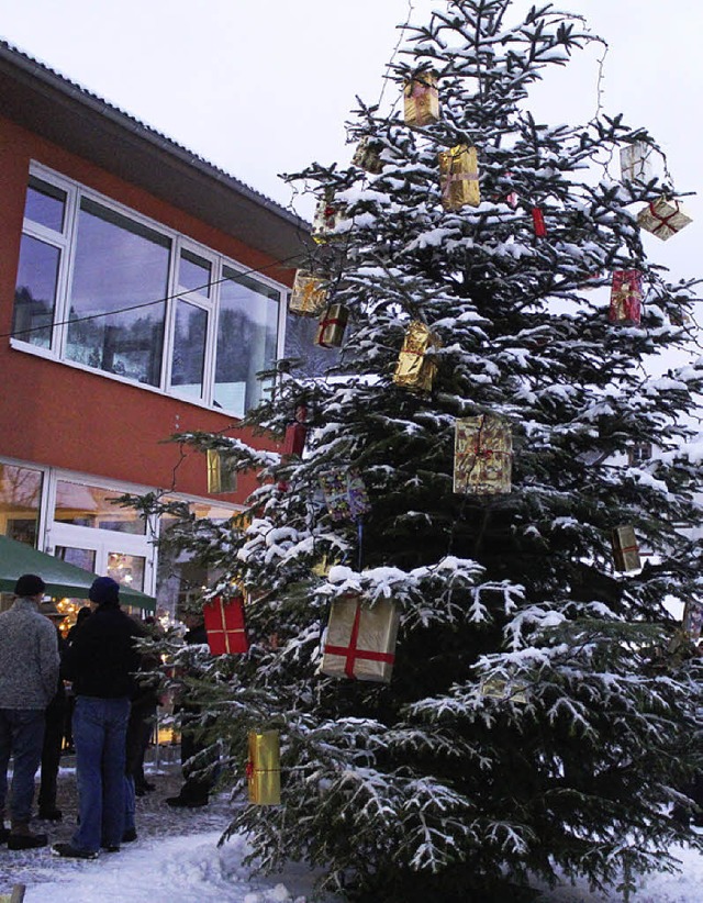 Vor dem Brgerhaus wurde ein stattlicher Weihnachtsbaum geschmckt.   | Foto: Hermann Jacob