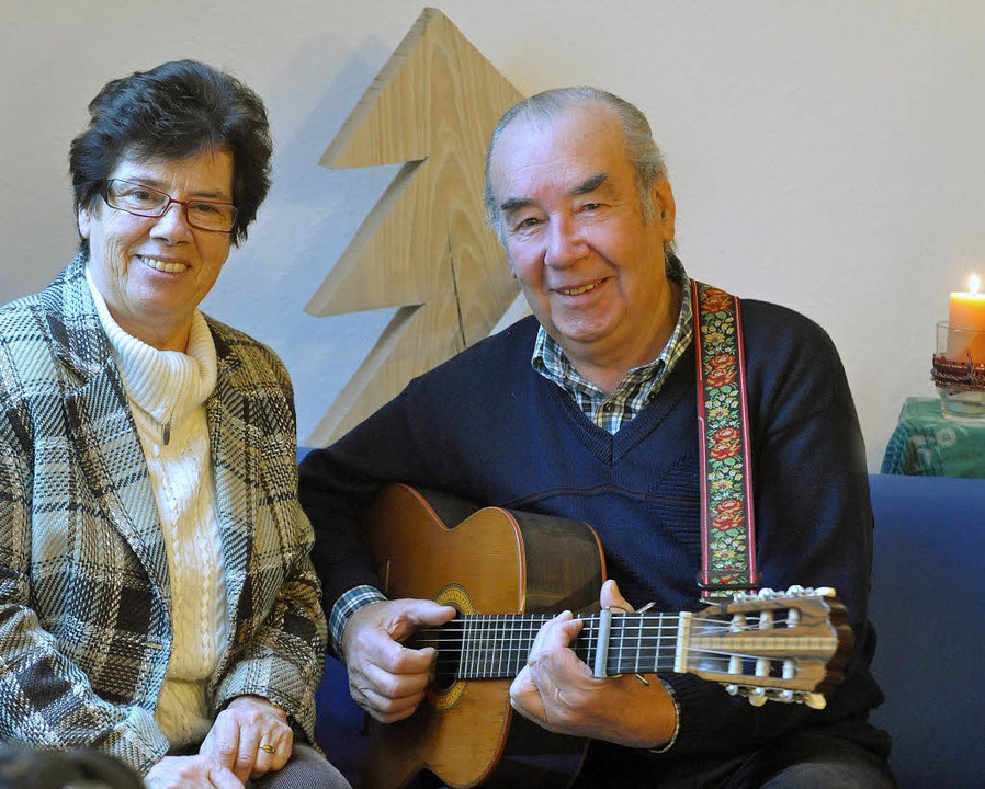 Singen gerne alemannische Weihnachtslieder: Doris Rombach und Gottfried Menner  | Foto: Michael Bamberger