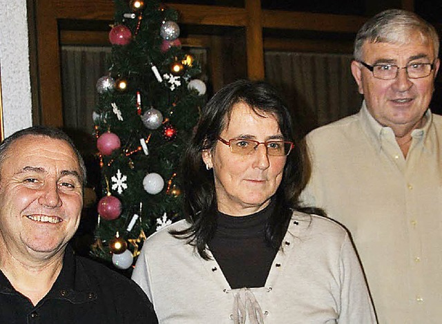 Der Vorsitzende Ernst Bttgen (rechts)...in sowie Schriftfhrerin untersttzt.   | Foto: Ralph Fautz