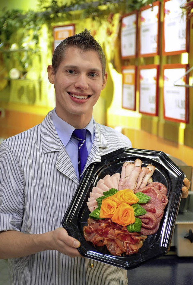 Philipp Kubitza prsentiert eine kunst...n hat bei Migros in Freiburg gelernt.   | Foto: Thomas Kunz