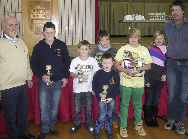 Siegerehrung der Jugend-Kreismeister  ...gendgruppenleiter Peter Schassberger.   | Foto: Brust