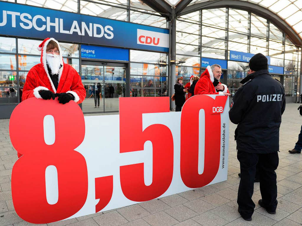 Wer bringt den Mindestlohn von 8,50 Euro in der Stunde schneller – der Weihnachtsmann (links) oder die von ihm angesprochene CDU?