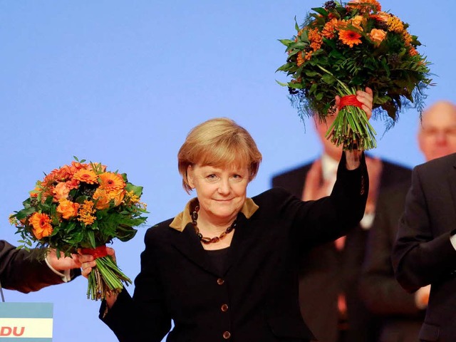 Blumen fr die Vorsitzende Angela Merkel.  | Foto: dpa
