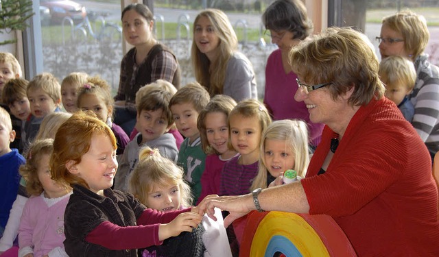 Kindergartenkinder berreichten Renate Mut  bei der Verabschiedung ein Prsent.  | Foto: Roland Vitt