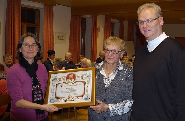 Marianne Bill (links) berreichte Anne...olischen Segen von Papst Benedikt XVI.  | Foto: Schimanski