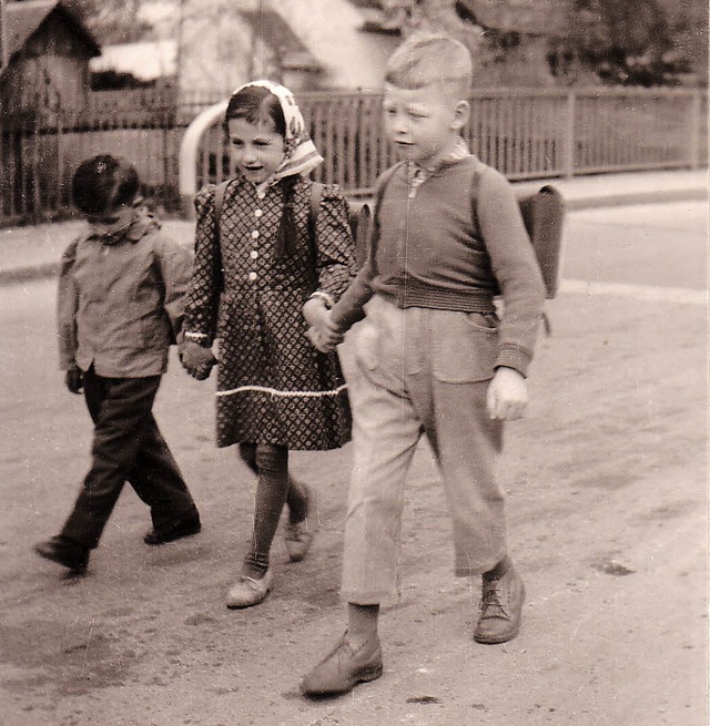 Hand in Hand auf dem Weg zur Schule: Kinder vor etwa 50 Jahren.   | Foto: hjwe