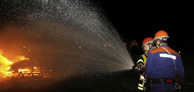 Lschen mit dem C-Rohr: Feuerbung der Jugendwehr auf dem Kappelberg  | Foto: heidi fssel