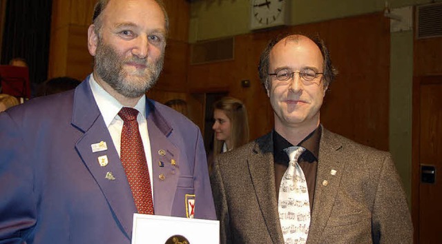 Rainer Burkhard (rechts) bergab Willi Fischer  die Auszeichnung.   | Foto: EM