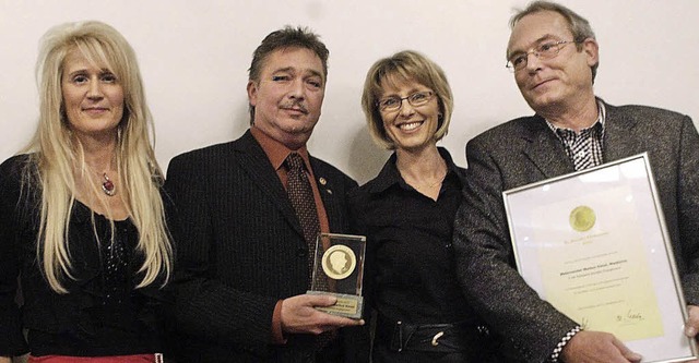 Markus Viesel (rechts) half mehrere Mo...hung kamen beide mit ihren Frauen. ZVG  | Foto: ZVG