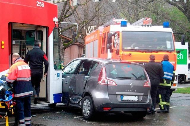 Auto bersieht Straenbahn – zwei Fahrgste bei Unfall verletzt