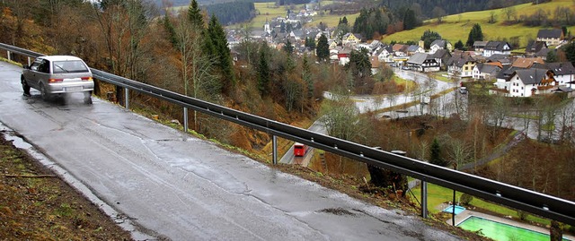 Leitplanken sind aufgestellt an der Schloschachen in Lenzkirch  | Foto: manfred-g. haderer