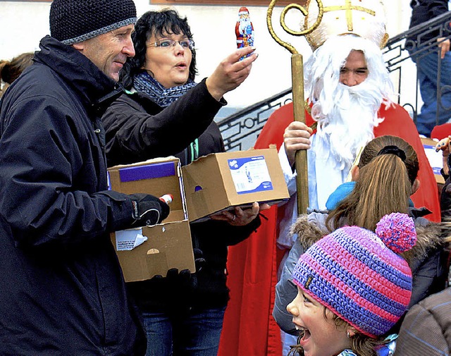 Brgermeister Christian Behringer, Ste...s verteilen Schokolade an die Kinder.   | Foto: Dorothee Kuhlmann