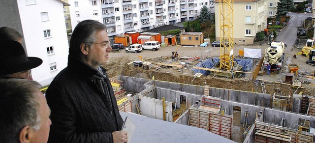Blick vom Haus Nummer eins auf die Gro...Herbert Flum (verdeckt) und Rolf Rode   | Foto: Ralf Staub