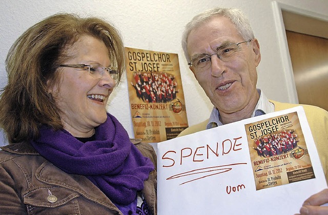 Die Vorsitzende des Gospelchors St. Jo... Hospiz am Buck, Peter Biwer.           | Foto: Horst Donner