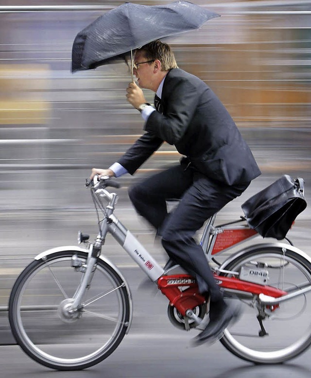 Immer mehr Menschen  fahren mit dem Rad zur Arbeit.   | Foto: dpa