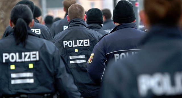 Bis zu 500 Polizisten sind bei einem SC-Freiburg-Spiel manchmal im Einsatz.   | Foto: dpa