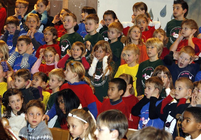 Die Kinder singen, dass es eine Freude ist.  | Foto: Heidi Fssel