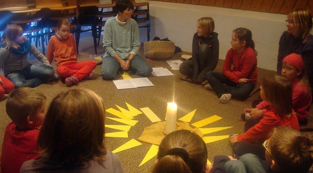 Gebannt lauschten die Kinder beim Adve...ngskirche den biblischen Geschichten.   | Foto: Birgit Albiker