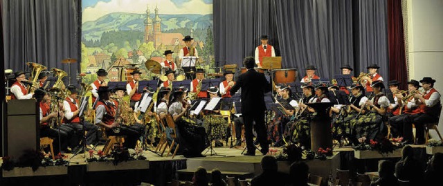 Die Trachtenkapelle St. Peter unter de...beim Adventskonzert in der Festhalle.   | Foto: Franziska Lffler