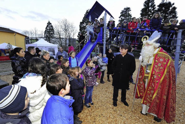 Der Nikolaus war der Stargast bei der Einweihung der neuen Spielgerte.   | Foto: Ingo Schneider