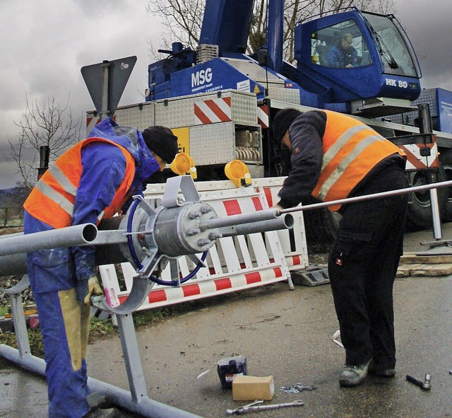 Arbeiter einer Spezialfirma (links) ma... Ein Kran half beim Errichten (rechts)  | Foto: Frank Kiefer