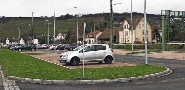 Noch ist der Parkplatz an der Friedrich-Rottra-Strae kahl.  | Foto: R. Cremer