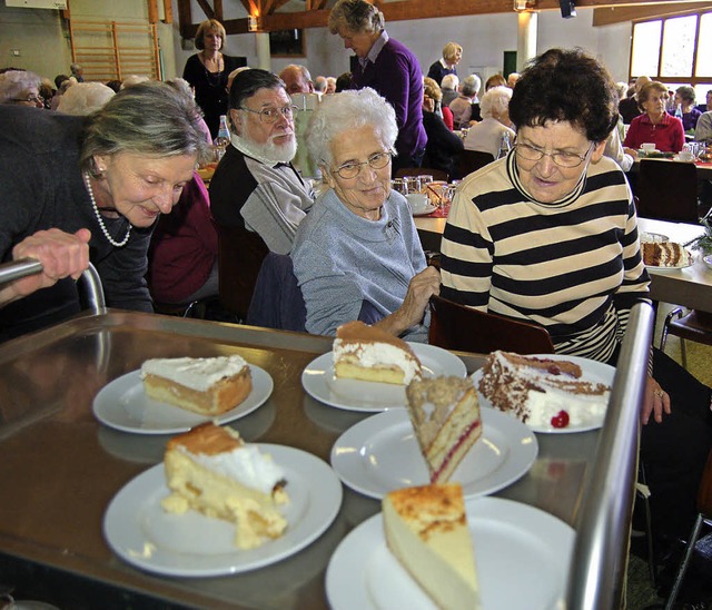 Die Senioren aus Eichsel und Adelhause...ebackenen Kuchen und Torten verwhnt.   | Foto: Petra Wunderle